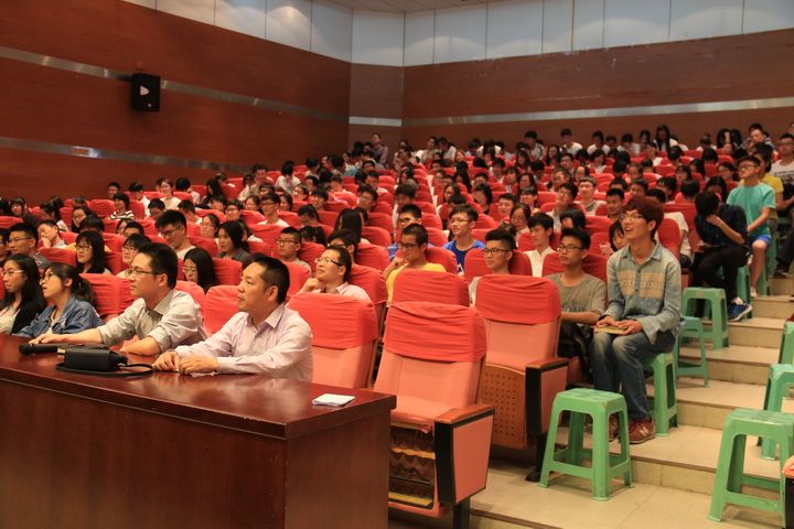 南航徐川与学生面对面化院师生认真聆听-1.jpg